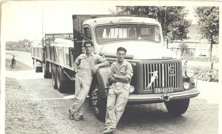 Ad van den Bosch (links) bij zijn eerste truck