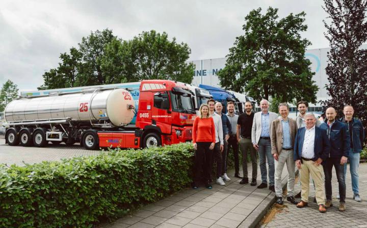 Representatives of Van den Bosch and Mars in front of the E-truck