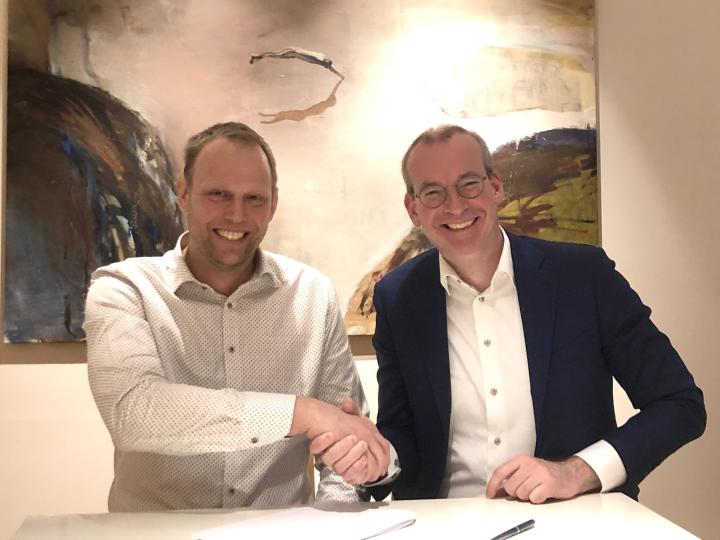 Signing of the agreement by Sverker Larsson and Rico Daandels