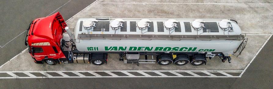 Silo trailer with ground-level controlled manhole